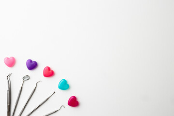 歯科用の器具と色とりどりのハート