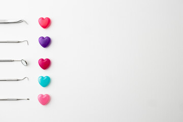 歯科用の器具と色とりどりのハート