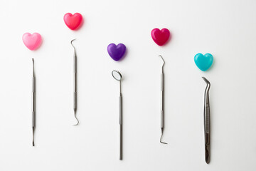 歯科用の器具と色とりどりのハート