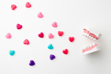 歯の模型と色とりどりのハート