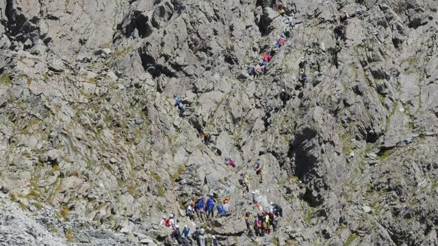 槍ヶ岳の急斜面を登る登山客の行列のタイムラプス