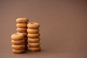 Fototapeta na wymiar fresh small round donuts on brown background