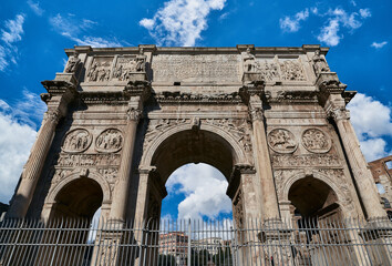 Fototapeta na wymiar Arch of Constantine in Rome on a cloudy day