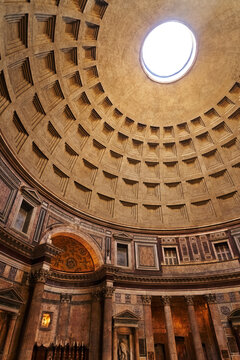Aperture at Agrippa Pantheon's roof
