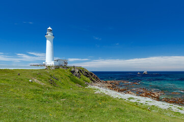 【青森県下北半島尻屋崎】白亜の灯台と津軽海峡