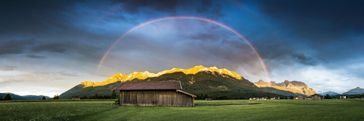 Berge im Karwendel mit Regenbogen im Sonnenuntergang - Panorama