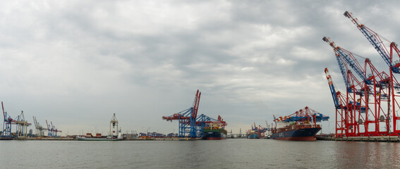 Container Terminal  Eurogate Burchardkai in Hamburg, Beladen und Entladen von Container Schiffen und die Köhlbrandbrücke