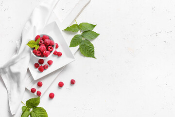 Bowl with ripe raspberries on white background - obrazy, fototapety, plakaty