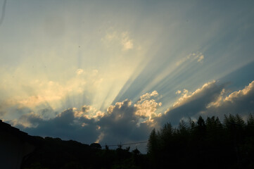 夕暮れに雲の隙間からこぼれる光