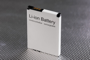 Ein Lithium-Akku auf Aluminium-Hintergrund (Li-ion Battery / Akku)