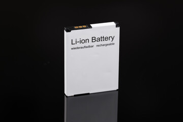 Li-ion Battery / Akku: Ein weißer Lithium-Akku stehend auf einem schwarzen spiegelnden Hintergrund