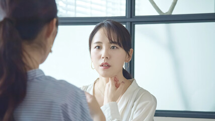 向かい合って会話する人々　ビジネスミーティング