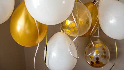 balony białe i złote