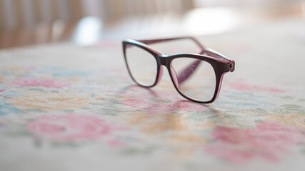 okulary leżące na stole