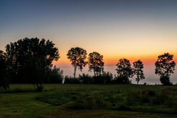Piękny poranek z mgłami w Dolinie Narwi. Rzeka Narew, Podlasie, Polska 
