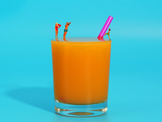Glas Orangensaft mit Strohhalm und drei Miniaturfiguren