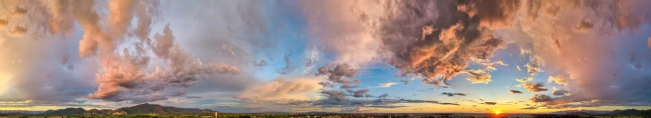 Abwaschbare Fototapete Lachsfarbe Erstaunliche panoramische Luftaufnahme des Sonnenunterganghimmels. Schöne Wolken und Farben in der Abenddämmerung