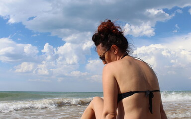 Giovane turista in vacanze al mare - relax e serenità