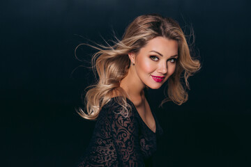 Naklejka premium Attractive blond woman with wavy hairstyle and sexy red lips