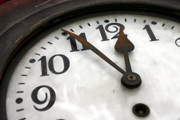 Alte Uhr zeigt fünf vor zwölf - 5 vor 12