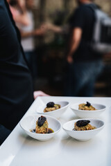 Camarero sirviendo catering de carne en platos individuales