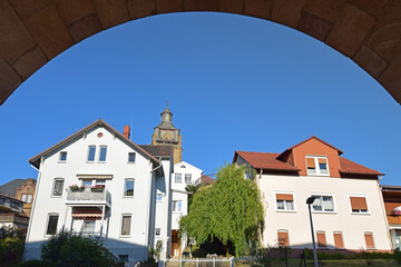 Sandsteinumrandetes Fenster in einer lehmgelben Putzfassade