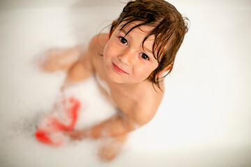 Naklejka premium Three years old boy taking a bath