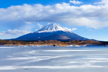 Fototapeta na wymiar 富士山と全面氷結した精進湖、山梨県富士河口湖町にて