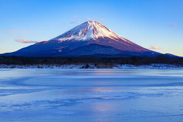 富士山と全面氷結した精進湖、山梨県富士河口湖町にて