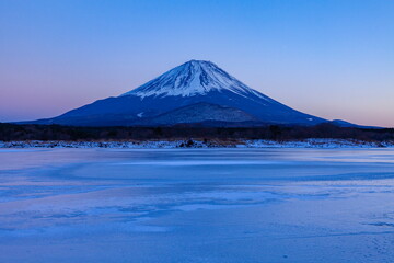 Fototapeta premium 富士山と全面氷結した精進湖、山梨県富士河口湖町にて