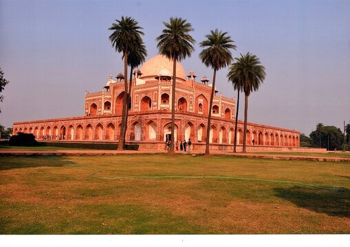 The site was chosen on the banks of Yamuna river, due to its proximity to Nizamuddin Dargah, the mausoleum of the celebrated Sufi saint of Delhi, Nizamuddin Auliya, who was much revered by the rulers 