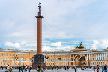 Alexander Column and Arch of the General Staff in the Palace Square, symbol of Saint-Petersburg
