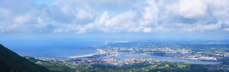 Txingudi Bay is formed by the Bidasoa River estuary, between the towns of Fuenterrab?a, Ir?n and Hendaya.