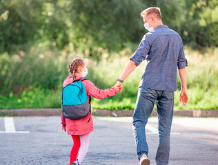 Obraz premium Daughter walking with father after school