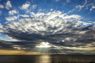 江の島の裏磯から夕暮れ時の海と空