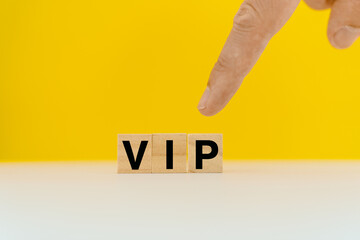 Finger zeigt auf das Schlagwort VIP