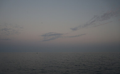 La méditerranée à l'heure bleue. La différence entre la mer et le ciel disparaît peu à peu.