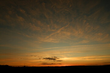 Anochecer con cielo de colores variados