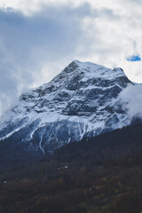 Fototapeta na wymiar Vista fenomenal para uma montanha com neve e nuvens perto