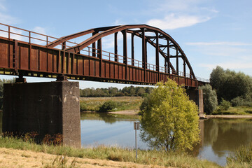 Fototapeta na wymiar Ruine der Eisenbahnbrücke über die Weser in Neesen (Grüne Brücke)
