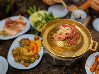 Asiatisches Barbeque BBQ mit Fleisch und Gemüse
