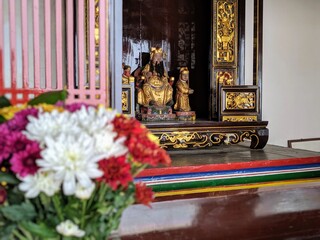 Blumenbuket vor Schrein im Tempel