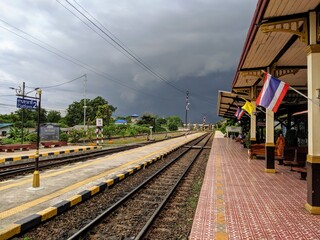 Fototapeta na wymiar Verlassener Bahnhof mit Gewitter