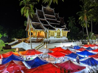 Fototapeta na wymiar nightmarket in front of the palace of the king in luang prabang