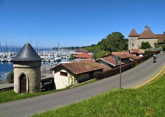 Fototapeta na wymiar The small fishing port of Thonon-les-Bains and its old castle