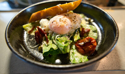Caesarsalat mit blanchiertem Ei, Tomaten und geröstetem Weißbrot, Produktbild Speisekarte