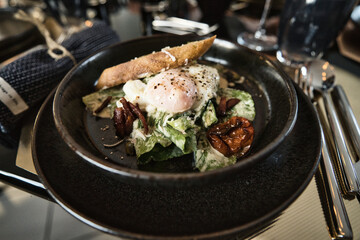 Caesarsalat mit blanchiertem Ei, Tomaten und geröstetem Weißbrot, Produktbild Speisekarte