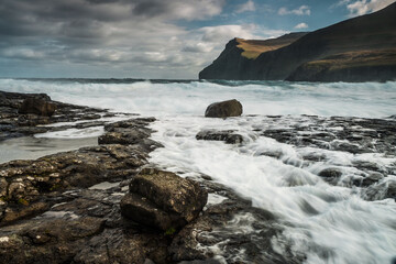 Obraz premium waves crashing on rocks in faroe islands 