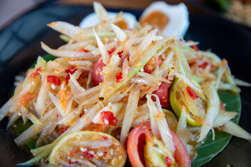 thai spicy papaya salad