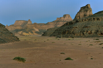TASSILI TADRART. ALGERIA. SAHARA DESERT LANDSCAPE WITH SAND DUNES AND ROCK FORMATIONS. SAFARI AND TREKKING IN ALGERIA. 